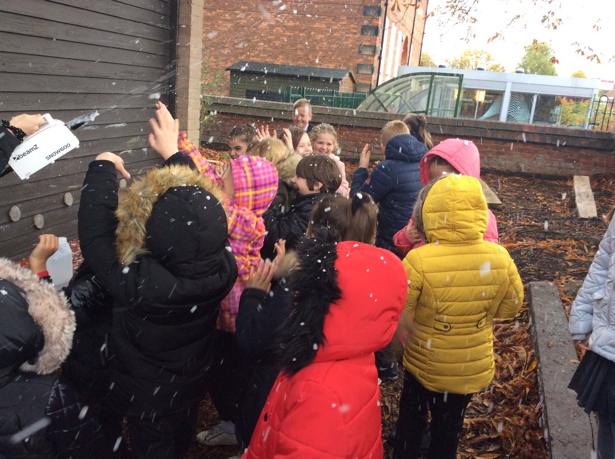MrsC_017's tweet photo. Fossgate loved immersing themselves into The Lion, The Witch and The Wardrobe today! ๐ฆ๐งโโ๏ธ๐ชStepping into a snowy, winter woodland just like Lucy!โ๏ธ Followed by a movie afternoon watching the film version ๐ฅ @EddonMrs @HaxbyRoad #HR100 #HRReading #BookHook https://t.co/CFjTk6xkBj