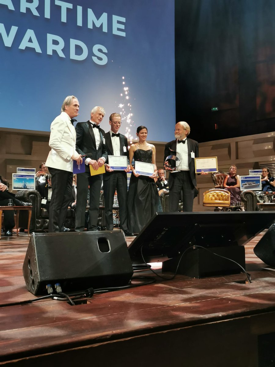 De winnaar van de Maritime Designer Award is Lex Keuning! 🥳

Zijn idee (een instelbare 'flap') zorgt voor meer rendement van het hulp zeilvermogen op vrachtschepen. Hoe dat werkt? Bekijk het hier: youtube.com/watch?v=H-ivBJ…

#maritimeawards