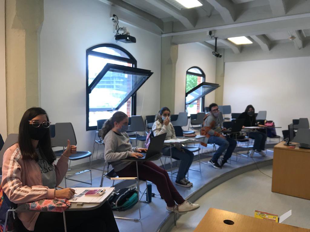 🙌 Con mucha alegría les contamos que los alumnos de 1 año han comenzado la cursada presencial los días lunes.
🤝Gracias a todos por su participación y por respetar los protocolos para cuidarnos entre todos!
También les compartimos el funcionamiento de las aulas híbridas.