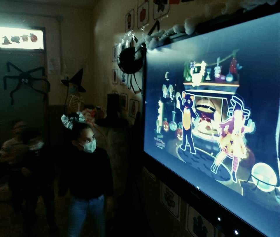 CbmSra's tweet photo. ...knock, knock... TRICK or TREAT? 🎃
Durante esta semana nuestros alumn@s han visitado el aula más escalofriante del centro aprendiendo, a través del juego, vocabulario y aspectos culturales de esta festividad. 
HAPPY HALLOWEEN! 👻 https://t.co/R54g2VLYfp