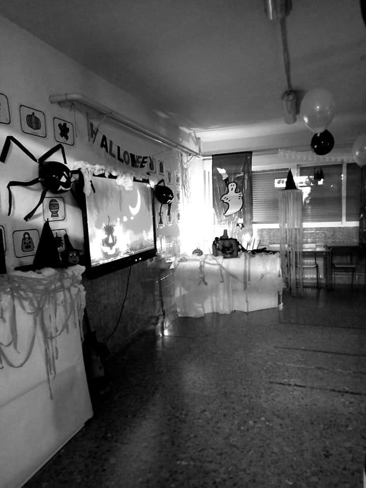 CbmSra's tweet photo. ...knock, knock... TRICK or TREAT? 🎃
Durante esta semana nuestros alumn@s han visitado el aula más escalofriante del centro aprendiendo, a través del juego, vocabulario y aspectos culturales de esta festividad. 
HAPPY HALLOWEEN! 👻 https://t.co/R54g2VLYfp