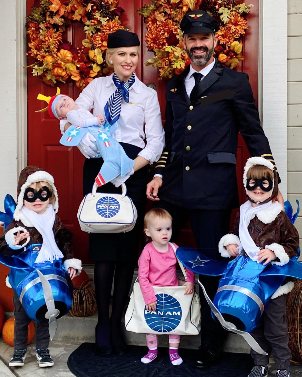 Rebecca_Strom's tweet photo. Our flight crew ✈️✈️✈️ lots of precious cargo!!! #Halloween2021 #PanAm #TrickOrTreat https://t.co/THsZ9hkFdu