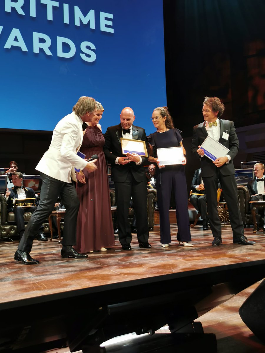 Het <a href="/rivm/">RIVM</a> met projectleider Nils van der Kolk wint de Maritime KVNR Shipping Award! 

Nederland was het eerste land met een uitgebreid én specifiek voor zeevarenden opgetuigd vaccinatie programma. 💉
#maritimeawards <a href="/zeevaart/">KVNR - voor een sterke 🇳🇱 zeescheepvaart</a>