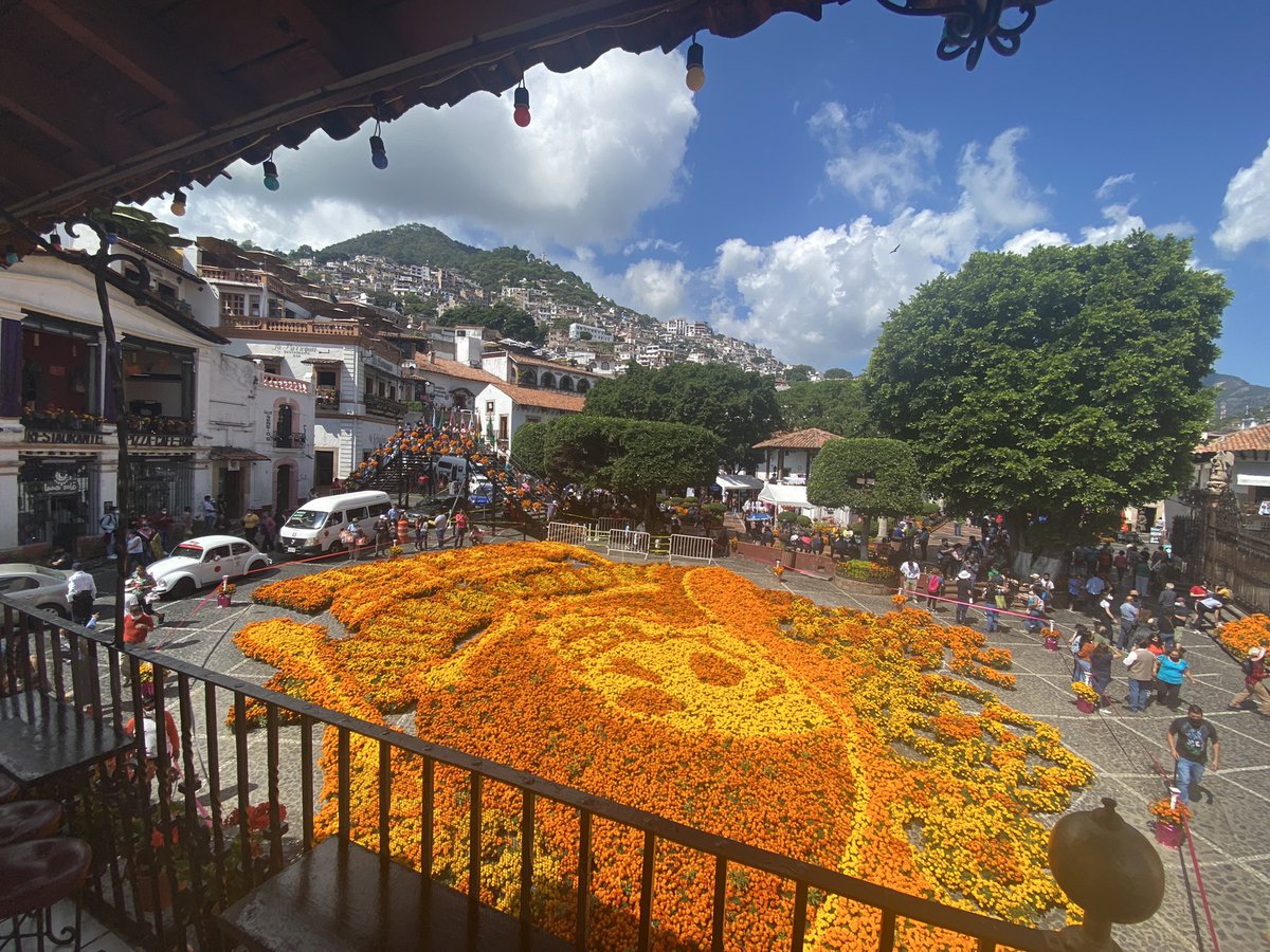 barberta_taxco's tweet photo. 🌼💀🌼 Descansando estaba la catrina, 
Debajo de Santa Prisca,
Cuando de repente un borrachito de Bar Berta salía,   
Y dijo, a éste me lo llevo para mi compañía🌼💀🌼 #DiaDeMuertos #catrinamonumental #taxco #guerrero #mexico https://t.co/8D8MceezD1