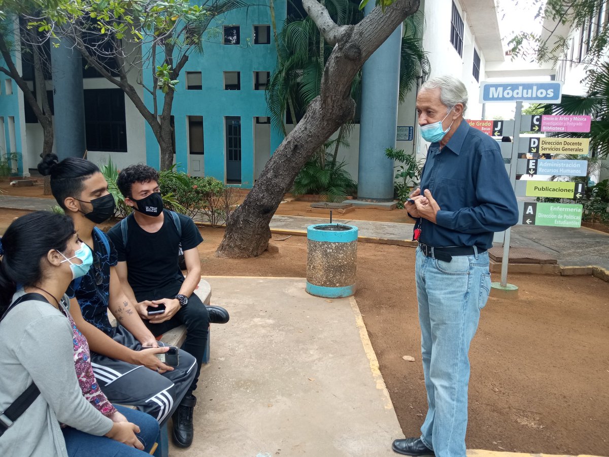 ComSocialUNICA's tweet photo. El profesor Ender Rivera, siempre cordial, aprovechó el buen clima y utilizó las bancas frente a Caja para asesorar a sus estudiantes.

La Coordinadora del Centro Audiovisual, @eveviatenzo, dió directrices y aclaró dudas a los estudiantes del TSU y de Comunicación Social. https://t.co/HDcxx6pWCp