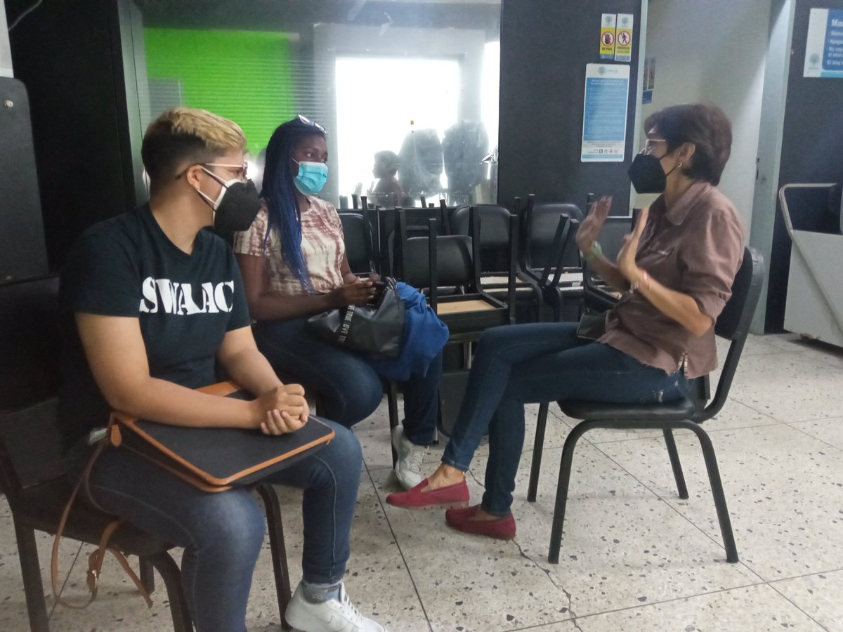 ComSocialUNICA's tweet photo. El profesor Ender Rivera, siempre cordial, aprovechó el buen clima y utilizó las bancas frente a Caja para asesorar a sus estudiantes.

La Coordinadora del Centro Audiovisual, @eveviatenzo, dió directrices y aclaró dudas a los estudiantes del TSU y de Comunicación Social. https://t.co/HDcxx6pWCp