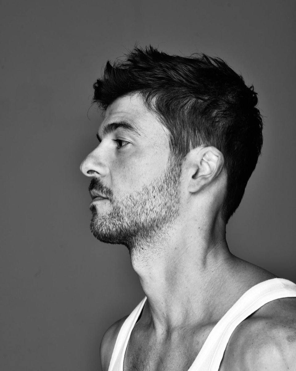JordiCFansClub's tweet photo. @jordicol_l @romerodeluquefoto me ha hecho fotos. Y, aunque no se aprecie en las fotos, estoy contentísimo porque son UNA MARAVILLA. Tengo book nuevo. VIVA! La tercera foto es para conseguir un personaje de cara de moneda. #romerodeluque #haymás #muchasmás #JordiColl https://t.co/CQNjJlchXz