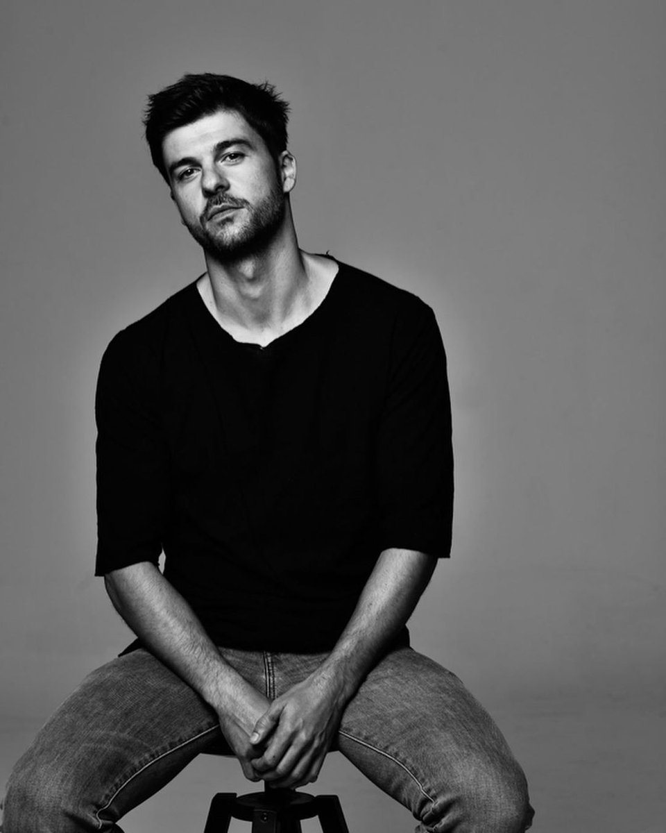 JordiCFansClub's tweet photo. @jordicol_l @romerodeluquefoto me ha hecho fotos. Y, aunque no se aprecie en las fotos, estoy contentísimo porque son UNA MARAVILLA. Tengo book nuevo. VIVA! La tercera foto es para conseguir un personaje de cara de moneda. #romerodeluque #haymás #muchasmás #JordiColl https://t.co/CQNjJlchXz