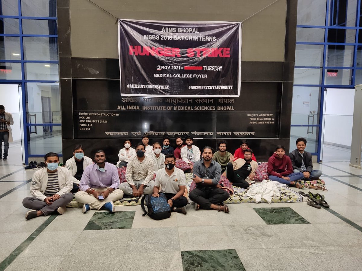 internsaiimsbpl's tweet photo. AIIMS Bhopal interns are determined to continue their strike 24x7 until both their demands are completely met. Even biting cold nights aren’t able to break the spirit.

#hungerstrike4studentsright
#aiimsintern24x7strike
#nocompetentauthority

@MoHFW_INDIA
@PMOIndia
@ANI https://t.co/ul2PkX83ME