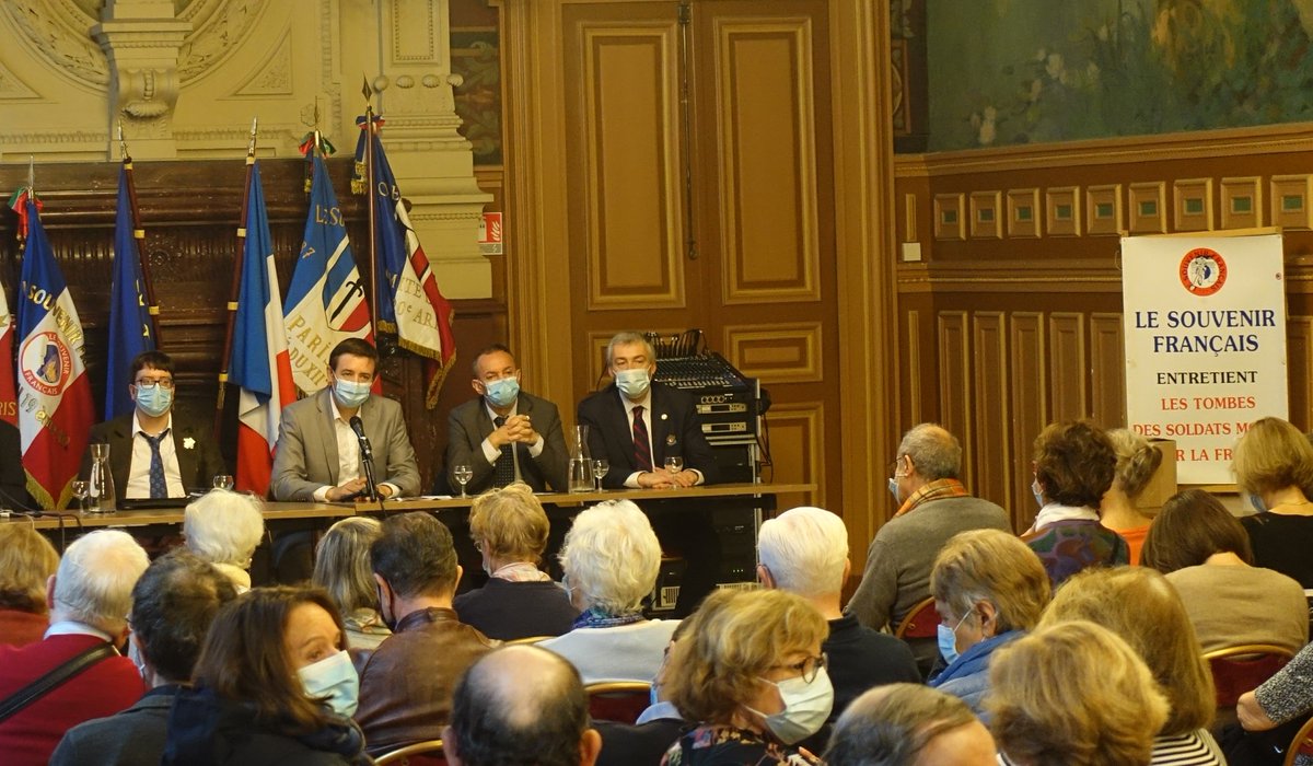 2/ L'union a toujours fait la force, et cet après-midi ce furent 4 comités réunis qui accueillirent des habitants assoiffés de culture et d'Histoire ! De gauche a droite : Grégoire Vialaret (XXe), moi-même (XIe), Damien Nait-Aïss (XIIe) et Didier Jeannel (XIXe).

#AG_SF_30oct21