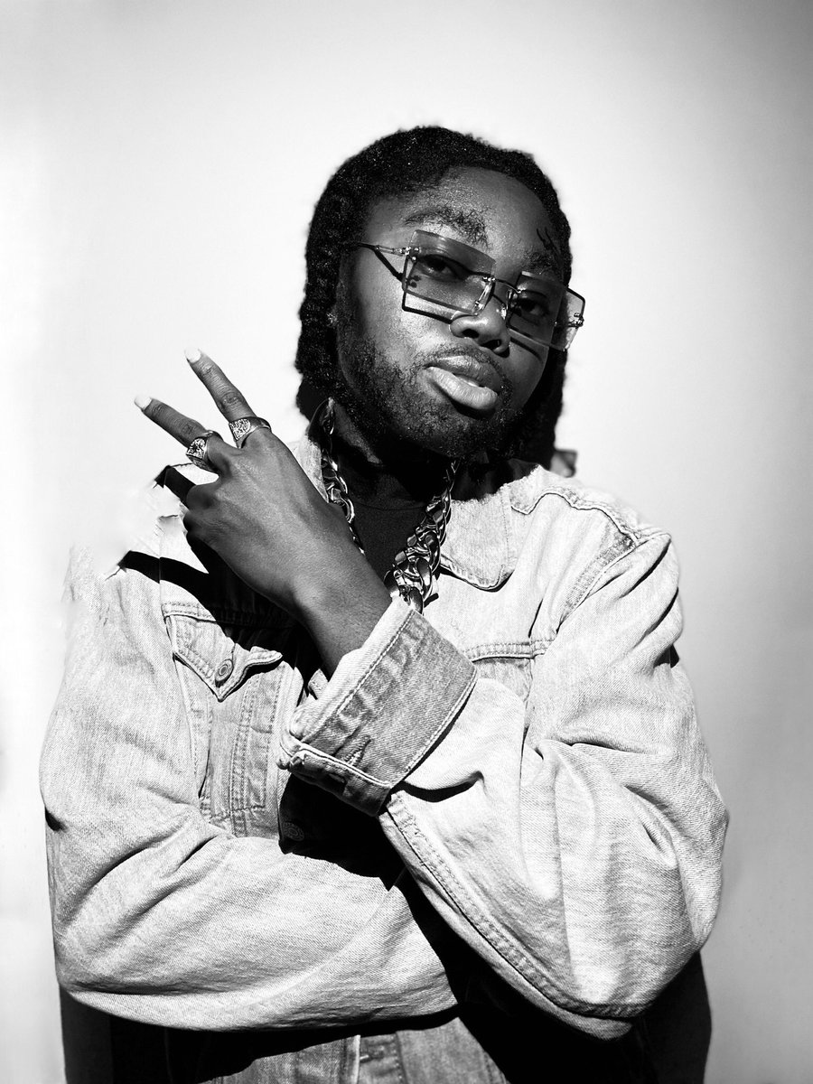 lil_souffff's tweet photo. yerrrr i dressed up as pop smoke (my fave rapper) for halloween 💙💫💫 https://t.co/6vhOpPqmid