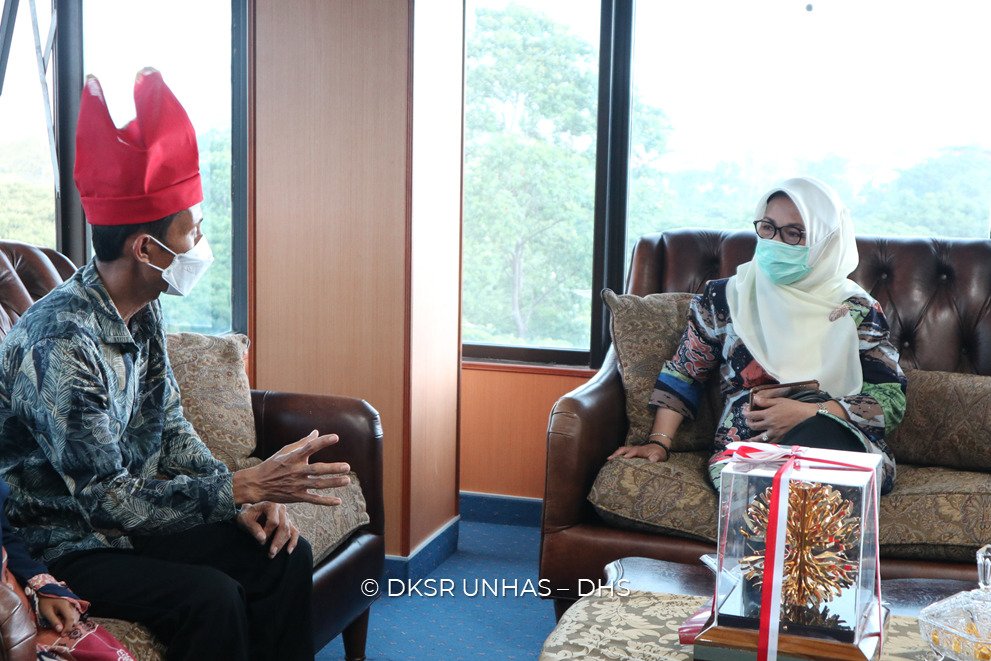 Denassa's tweet photo. Silaturahmi dengan Rektor Universitas Hasanuddin, Prof. Dr. Dwia Aries Tina Palubuhu, MA di lantai 8 Rektorat Unhas https://t.co/tG3ENl24wL