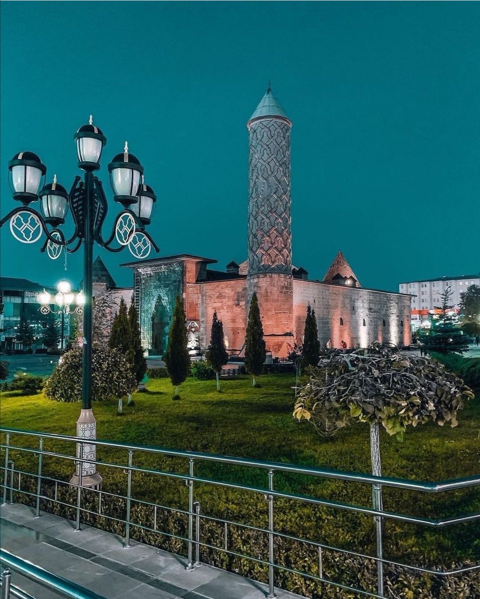 Bedeli ne olursa olsun Müslümanca yaşamanın haysiyetine talibiz

Ismet Özel