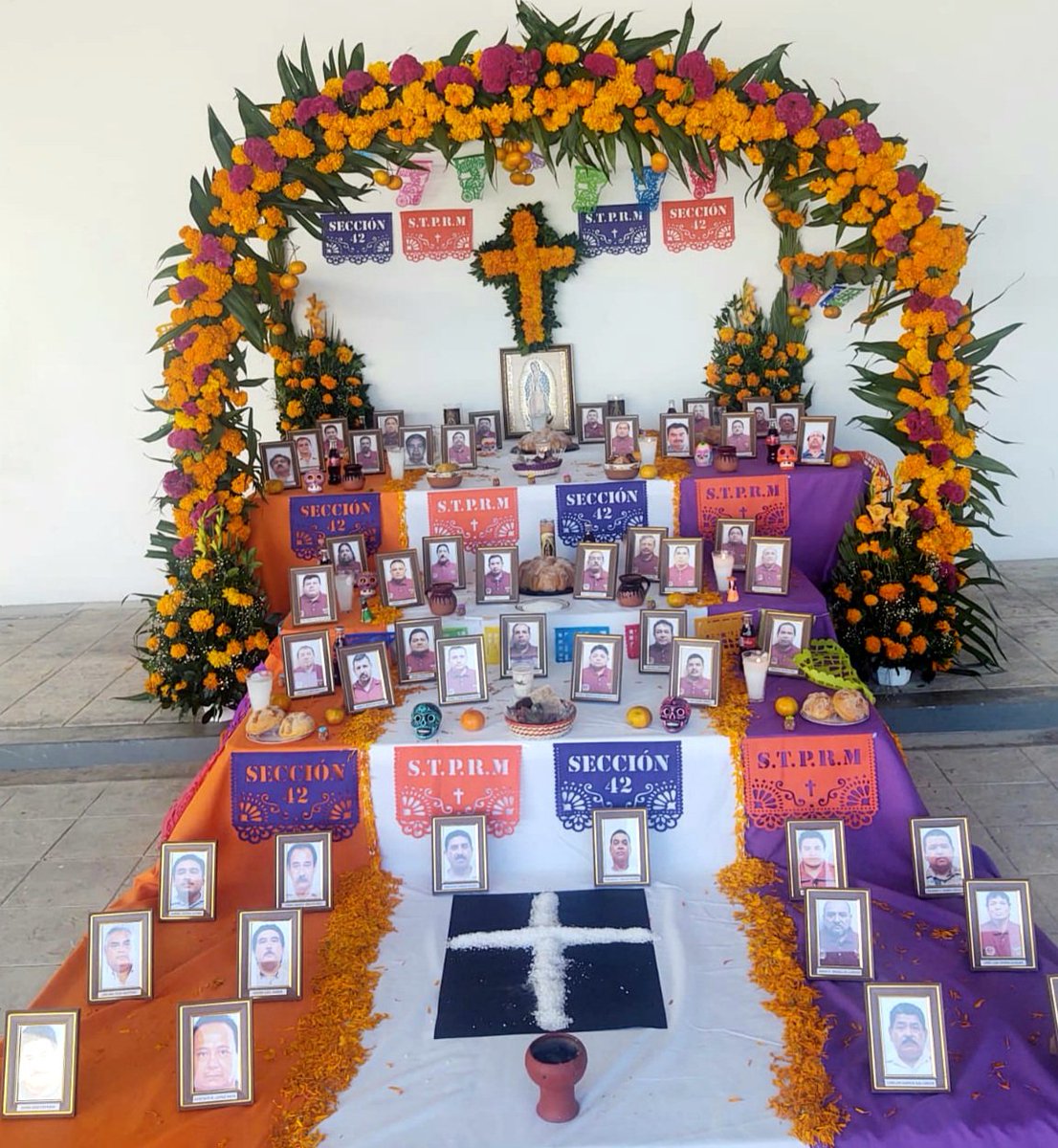 42Acolman's tweet photo. Agradecemos a nuestro Líder y amigo Luis Gerardo Pérez Sánchez la instalación del altar que se encuentra en nuestras instalaciones en honor de nuestros compañeros de la sección 42 que se nos han adelantado
@lgps03101 @Seccion42_STPRM #MasUnidosQueNuncaSecc42
#AltarSeccion42STPRM https://t.co/Ojc5wwxM73