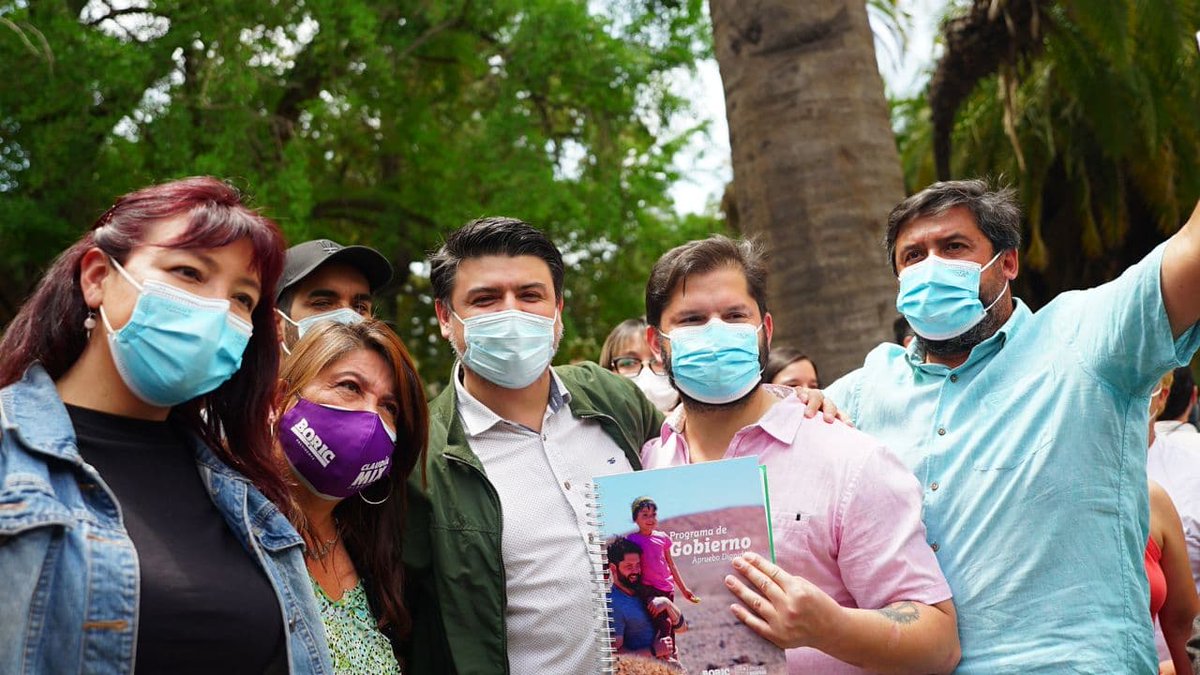 Claudia_Mix's tweet photo. 📖🌳🧔🏻 El #ProgramaAD se construyó con el aporte de más de 33 mil personas que integramos mesas participativas, y de un equipo de expertas/os que trabajaron por meses. Hoy asistimos a su lanzamiento #BoricPresidente #Seguimos ✊🏻 @gabrielboric @ADignidadCL

https://t.co/6nOFtMVA29 https://t.co/0XX7NaUS1P