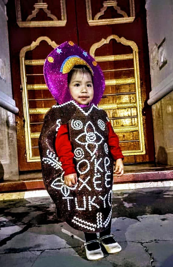 CentralQNoticia's tweet image. ♥💀👧 El disfraz perfecto no exis... Un pancito de muerto muy hermosa, mamá Aurora confeccionó este disfraz para su pequeña Fernanda y así celebrar el Día de Muertos en San Pedro y San Pablo #Ayutla. En su traje se lee: &quot;Okp xëë Tukyom&quot;: Días de muertos en Ayutla #Mixe