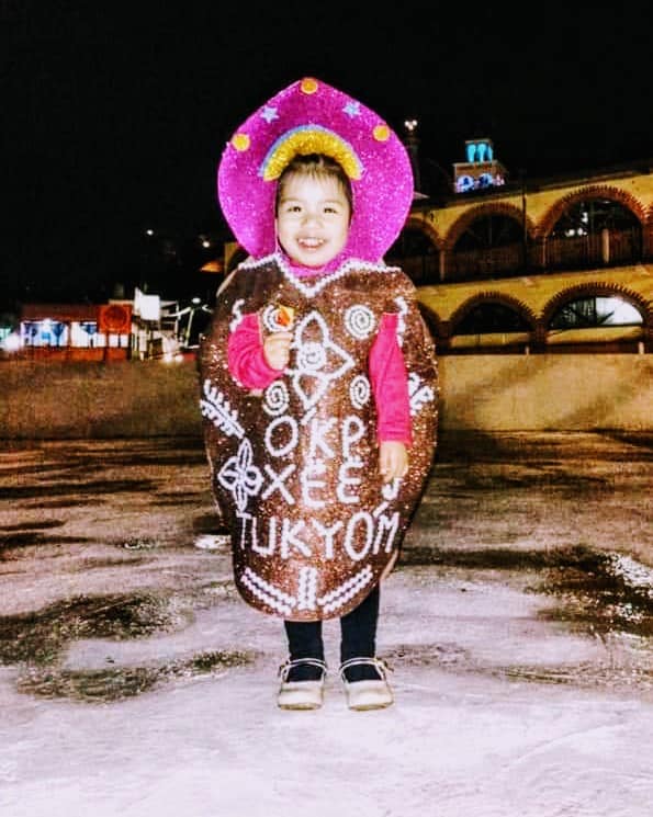 CentralQNoticia's tweet image. ♥💀👧 El disfraz perfecto no exis... Un pancito de muerto muy hermosa, mamá Aurora confeccionó este disfraz para su pequeña Fernanda y así celebrar el Día de Muertos en San Pedro y San Pablo #Ayutla. En su traje se lee: &quot;Okp xëë Tukyom&quot;: Días de muertos en Ayutla #Mixe
