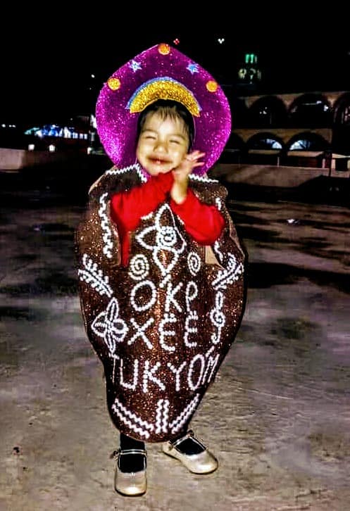 CentralQNoticia's tweet image. ♥💀👧 El disfraz perfecto no exis... Un pancito de muerto muy hermosa, mamá Aurora confeccionó este disfraz para su pequeña Fernanda y así celebrar el Día de Muertos en San Pedro y San Pablo #Ayutla. En su traje se lee: &quot;Okp xëë Tukyom&quot;: Días de muertos en Ayutla #Mixe