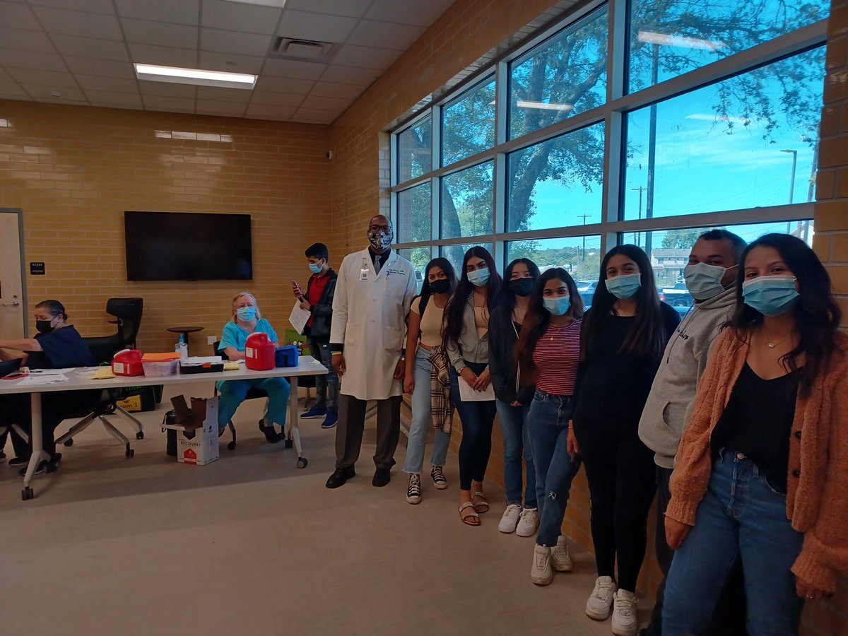 JeamesSailor's tweet photo. @AISD_CTE @EastsideECHS @Jess_LopezG0323 @Fan4EMHS @EMVT_STEM @InternationalHS Thx to Health Heroes of America for visiting our campus to provide flu vaccines for students. #EMHSPanthers provided great assistance in this endeavor. #PawsUp #AISDproud #FutureIsNow https://t.co/hcrEXqoajX