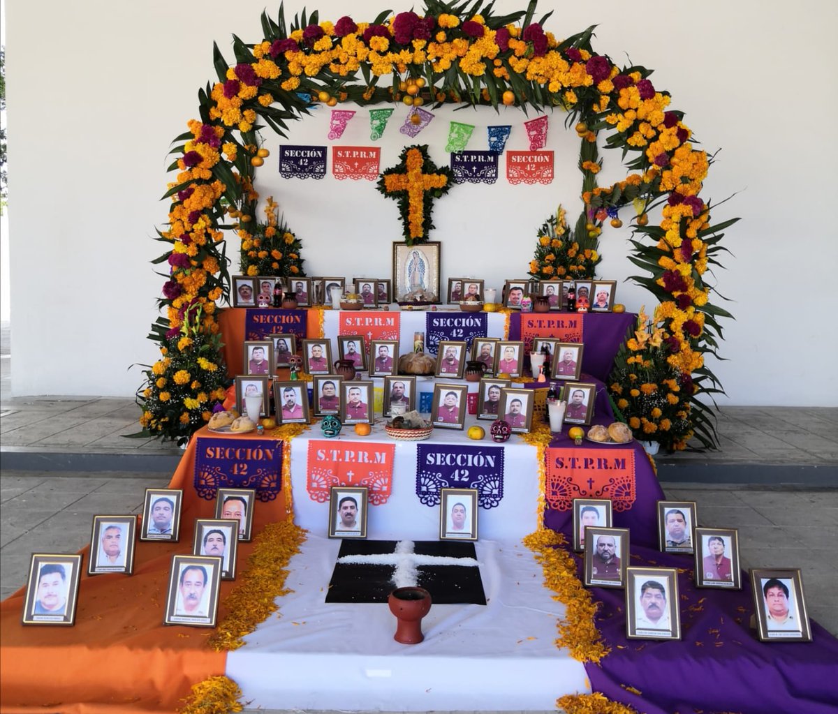 42_grupo's tweet photo. La sensibilidad es un valor humano y universal. Por ello nuestro amigo y lider @lgps03101 no se olvida de nuestros compañeros que se nos adelantaron en el camino. Reciban este homenaje en su altar de nuestra querida @Seccion42_STPRM y respeto a todos sus familias. https://t.co/WRsIxeRdrf