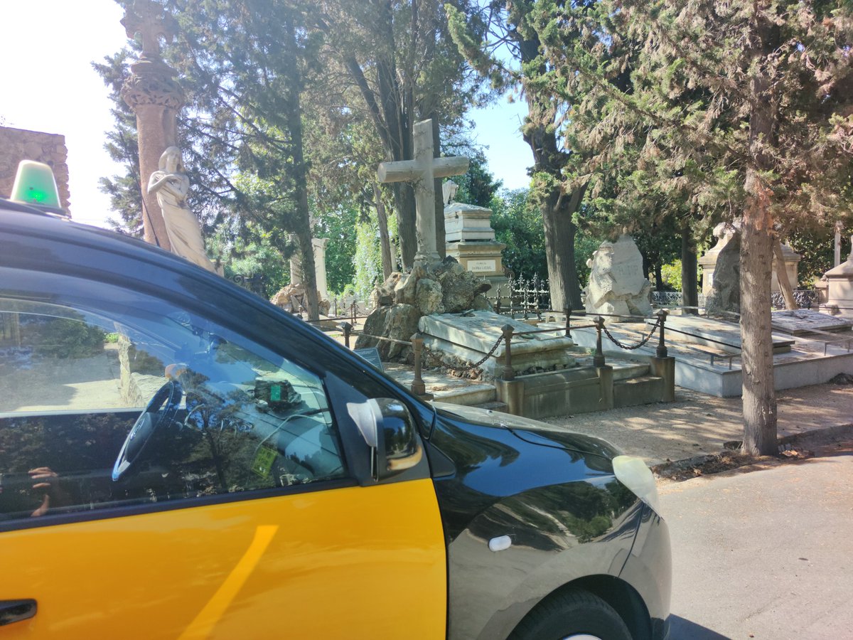sostaxibcn's tweet photo. Des de l'associació #SosTaxi agraïm a l'usuari del #Taxi a #Barcelona el bon acolliment del servei #MemorialTaxi en el dia de #TotsElsSants
Continuem promovent serveis socials per a la nostra societat ♥️ + 🚖
#SocialTaxi
El #taxi es #ServicioPublico https://t.co/Po7NE11UaO