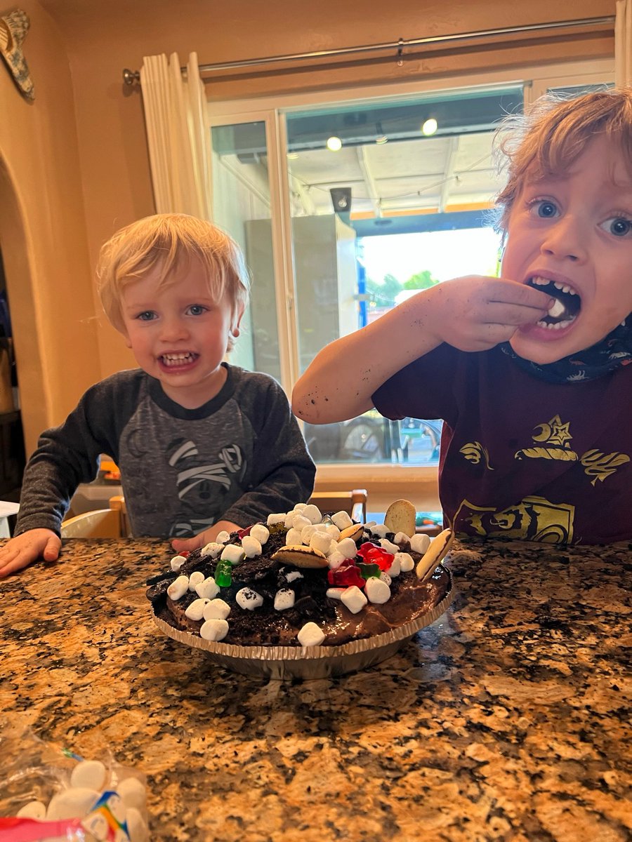 FeedingBliss's tweet photo. Want to raise a kid who can listen to their body and eat intuitively? Don't limit or count their 🍭🍭 while you're sneaking 🍫🍫 from their Halloween bag. Enjoy the 🍭🍫 together until you've had enough https://t.co/3lFyB6ZGH9