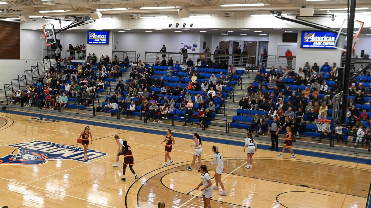 umarysports's tweet photo. SPYGLASS #2 | What a great crowd! Thanks to all who came out tonight for our first @UMaryWomenBball game of the season. Coach @neumania_UMARY and the Marauders appreciate you. See ya #BackInTheMAC in a couple weeks! #HooksUp #LifeAtMary https://t.co/eQKFXYSWBa