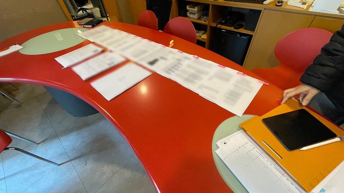 황두진건축 사원모집 서류 심사중입니다. 

저희 회사는 오래 전부터 유효 지원자 확보 차원에서 별도의 서식을 준비하여 활용해오고 있습니다. 

내주에 지원자와 회사간 상호 면접이 진행됩니다.