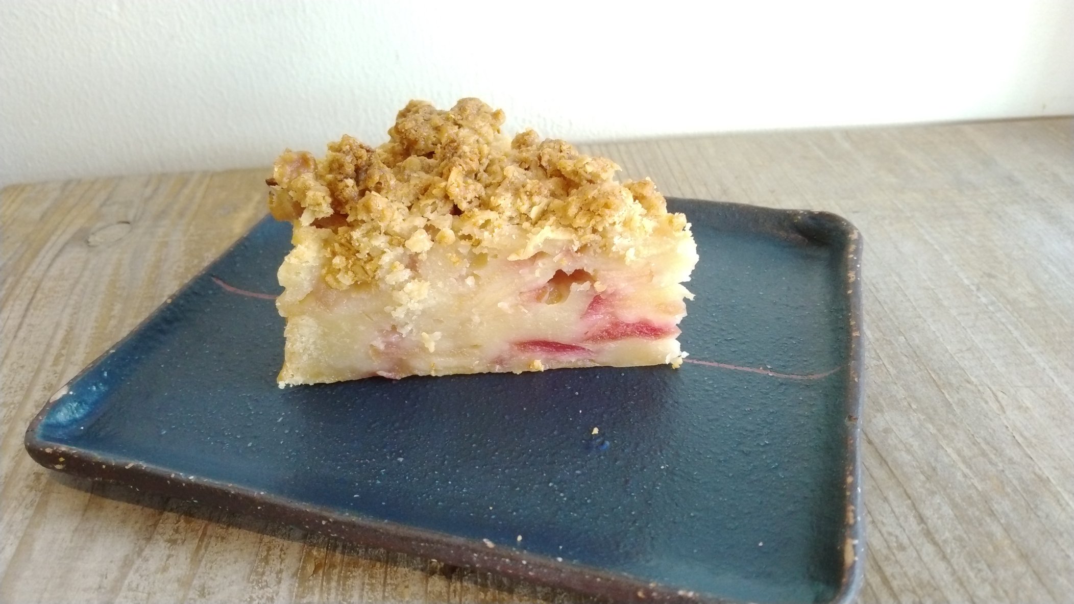 トックリキワタ珈琲店 リンゴのシーズンですね ということで葉とらずりんごのクランブルケーキあります 自家製プリン シークワーサーのチーズケーキ ぐしちゃん銀バナナのチョコケーキ等々ご用意してお待ちしてます ボスも出勤してます