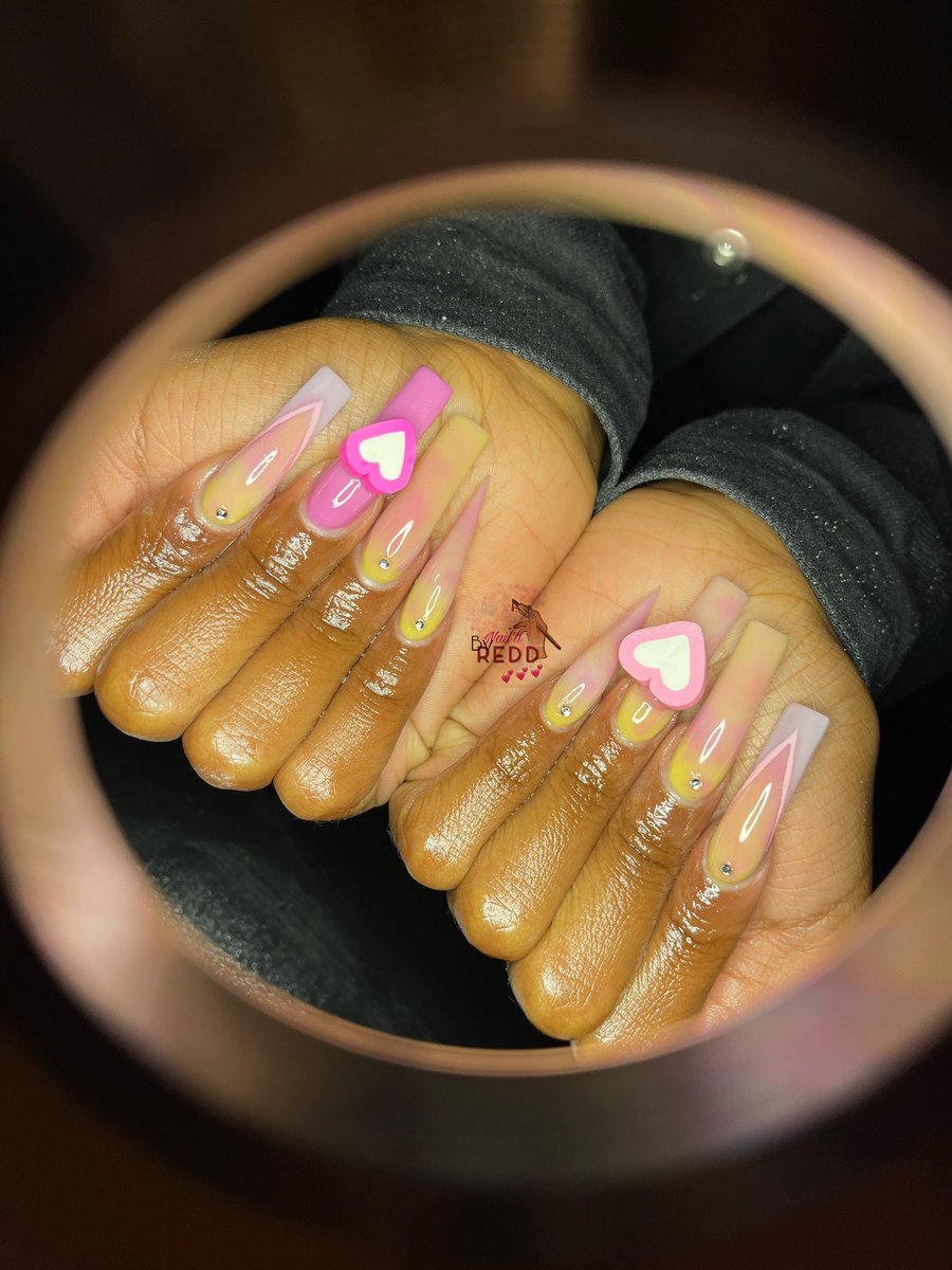 _DajNoLoaf's tweet photo. HEY !! My name is REDD 🙈😁 I go to #NCAT ! And I do nails💕💕 I am currently looking for 10-15 AMBASSADORS! Not only that, but the books are open for this week and I am taking new clients 🙌🏽 Go to naildby.Redd on Insta and support your #BlackBusiness &amp; for $0 hit that #RT😁 https://t.co/sTqgPLoLRR