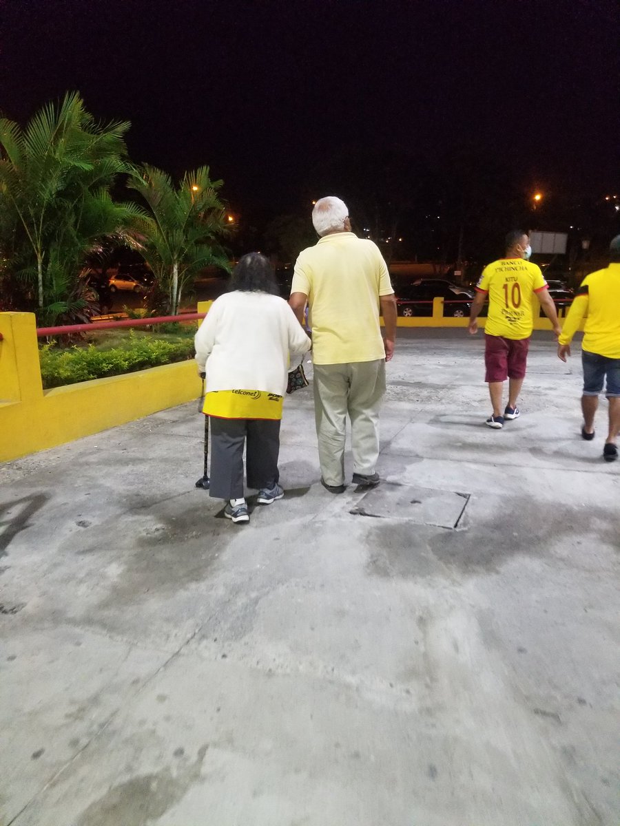 JohytaMaquilonC's tweet photo. Escribo desde las lágrimas con coraje e indignación MALDITA SEAAAA NO SE PUEDE JUGAR CON EL NOMBRE DE LA INSTITUCIÓN DEPORTIVA MÁS GRANDE DEL PAÍS HPTAA, que este amor sea para valientes no les da derecho a hacernos pasar esta vergüenza, QUE SE VAYAN LOS QUE DEBAN IRSE YAAA 🤬😤 https://t.co/bCxBbnkfNs