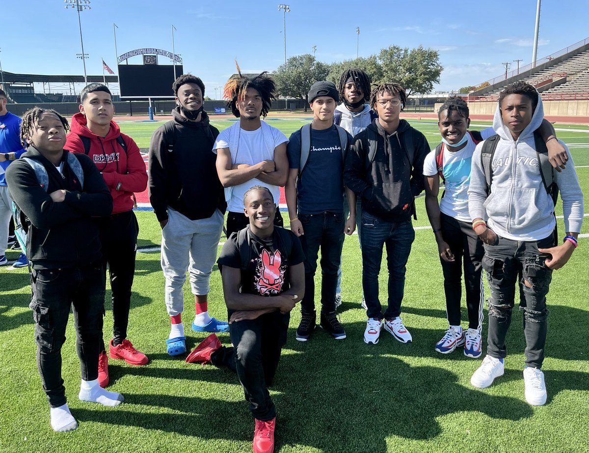 LC_Cisneroz's tweet photo. Man! Talk about a fun group. These wideouts accepted the challenge and had one heck of a season. They went 7-1 on the year and undefeated in district. Proud of these guys and can’t wait to see what all they accomplish. #ToDaPartments https://t.co/W0bf4KgWdb