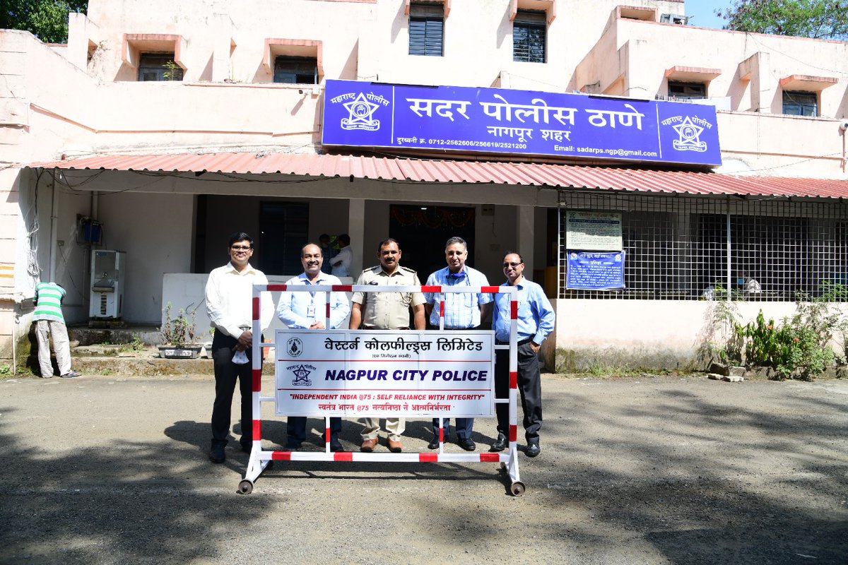 CVO_WCL's tweet photo. On the ocassion of VAW-2021 at WCL, Barricade bearing CIL Logo &amp; this year's VAW theme "स्वतंत्र भारत @75: सत्यनिष्ठा से आत्मनिर्भरता" was handed over to Sr. PSI, Sadar Police Station,Nagpur.
@CVCIndia @TeamWCL @CoalMinistry @CoalIndiaHQ
#vigilanceawarenessweek2021 https://t.co/UeGKDt9Ca9