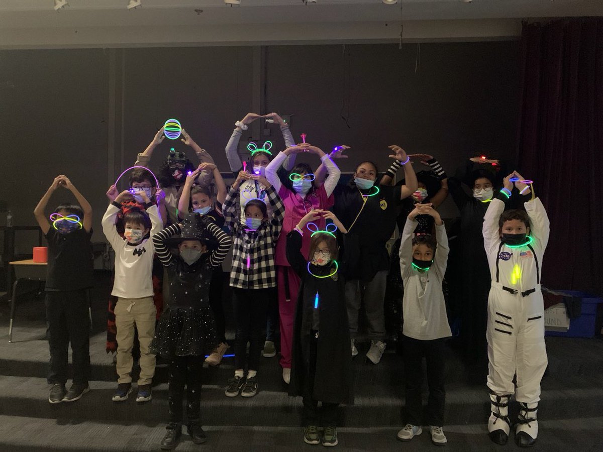 strongfuturelv's tweet photo. Our @CityOfLasVegas Safekey celebrated #LightsOnAfterSchool. The movement aims to draw attention to the many ways afterschool programs support students by offering them opportunities to learn new things by showcasing some of the many forms of enrichment offered! #StrongFutureLV https://t.co/LgnCTwMdPw