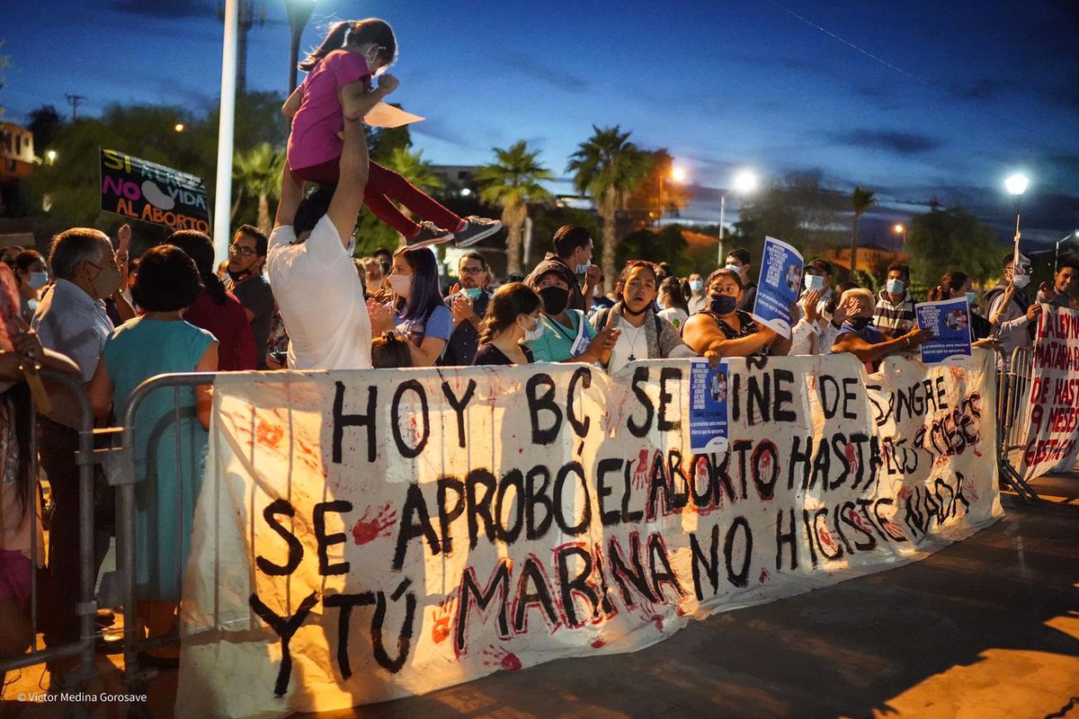 FNxFamilia's tweet photo. Manifestación nocturna en Baja California: "pedimos a la nueva gobernadora @MarinadelPilar el veto de la ley que despenaliza el aborto hasta los 9 meses de gestación. #BCXLaVida

Fotos: Victor Medina Gorosave - Fotoperiodista 
@congresobc 
@lopezobrador_ https://t.co/ZUXGyAFJB9
