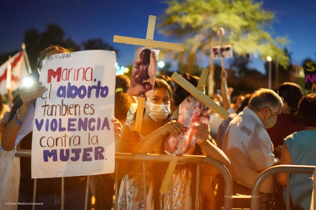 FNxFamilia's tweet photo. Manifestación nocturna en Baja California: "pedimos a la nueva gobernadora @MarinadelPilar el veto de la ley que despenaliza el aborto hasta los 9 meses de gestación. #BCXLaVida

Fotos: Victor Medina Gorosave - Fotoperiodista 
@congresobc 
@lopezobrador_ https://t.co/ZUXGyAFJB9