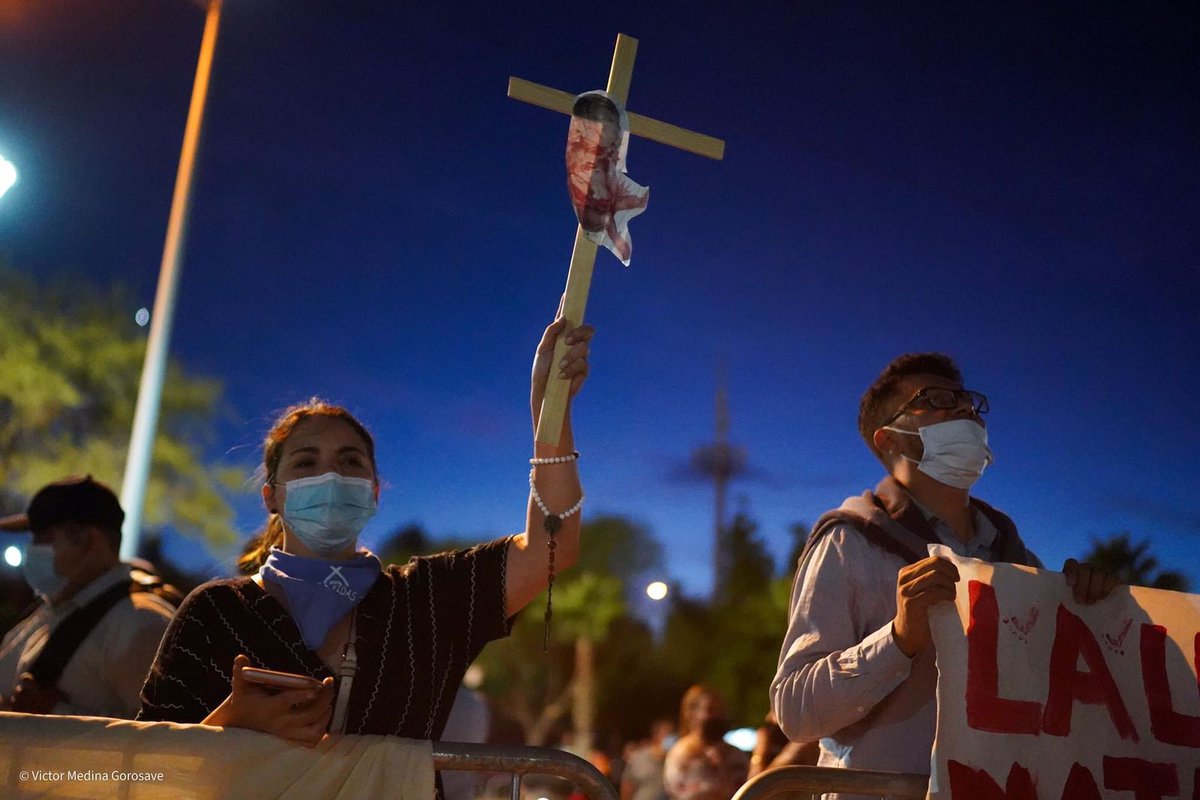 FNxFamilia's tweet photo. Manifestación nocturna en Baja California: "pedimos a la nueva gobernadora @MarinadelPilar el veto de la ley que despenaliza el aborto hasta los 9 meses de gestación. #BCXLaVida

Fotos: Victor Medina Gorosave - Fotoperiodista 
@congresobc 
@lopezobrador_ https://t.co/ZUXGyAFJB9