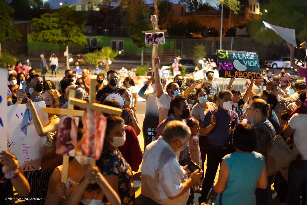 FNxFamilia's tweet photo. Manifestación nocturna en Baja California: "pedimos a la nueva gobernadora @MarinadelPilar el veto de la ley que despenaliza el aborto hasta los 9 meses de gestación. #BCXLaVida

Fotos: Victor Medina Gorosave - Fotoperiodista 
@congresobc 
@lopezobrador_ https://t.co/ZUXGyAFJB9
