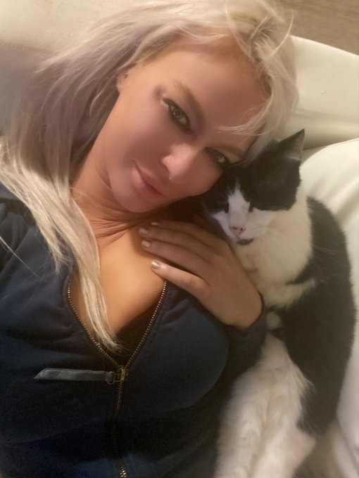 After a day of work, I go home to my cuddles https://t.co/p0akyEtV4A