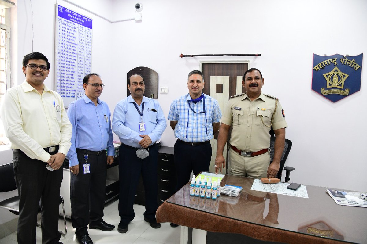 CVO_WCL's tweet photo. As a part of outreach activities during VAW-2021 at WCL, Team Vigilance visited the Sadar Police Station,met Shri Vinod Kumar Chaudhary,Sr. PSI. Masks,Sanitizers and Pens were distributed to his office.@TeamWCL @CVCIndia @CoalMinistry @CoalIndiaHQ #VigilanceAwarenessWeek https://t.co/rzqCGYjvXU