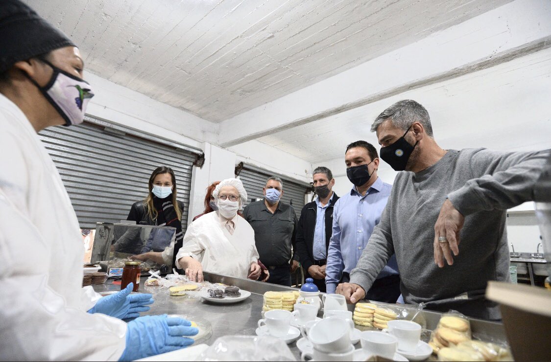AguileraGus's tweet photo. #FlorencioVarela | hoy  junto al intendente @andreswatsonok y al ministro @JuanZabaletaOK visitamos la fábrica de alfajores #Tarumá la Herrería #Barrera y la cervecería artesanal #Morac https://t.co/RzEeI1aEhv