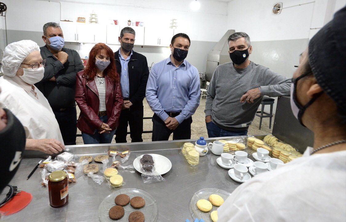 AguileraGus's tweet photo. #FlorencioVarela | hoy  junto al intendente @andreswatsonok y al ministro @JuanZabaletaOK visitamos la fábrica de alfajores #Tarumá la Herrería #Barrera y la cervecería artesanal #Morac https://t.co/RzEeI1aEhv