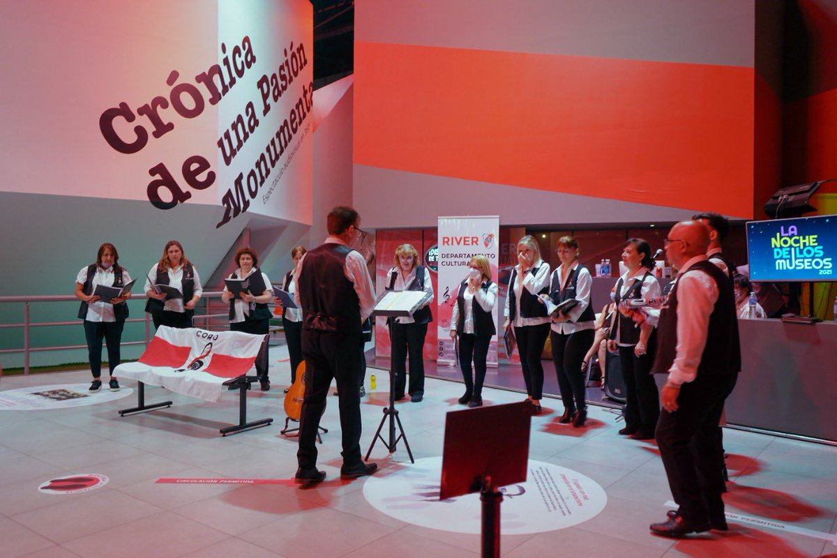 RiverCultural's tweet photo. En una nueva edición de la Noche de los Museos nuestro departamento Cultural ofreció durante toda la noche, distintos espectáculos de baile, canto, muestras de arte, donde el público pudo disfrutar más aún su recorrida al escuchar al Coro River entonar el himno de River 🤍♥️🤍 https://t.co/swHWnQ1Fq7