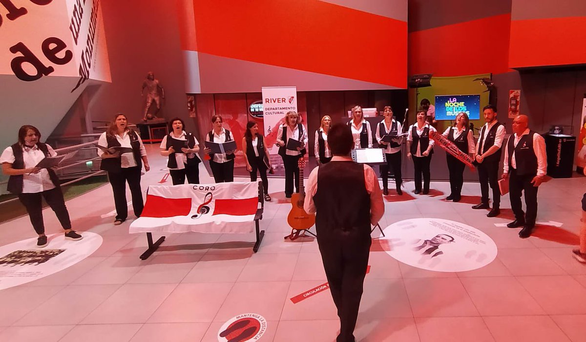 RiverCultural's tweet photo. En una nueva edición de la Noche de los Museos nuestro departamento Cultural ofreció durante toda la noche, distintos espectáculos de baile, canto, muestras de arte, donde el público pudo disfrutar más aún su recorrida al escuchar al Coro River entonar el himno de River 🤍♥️🤍 https://t.co/swHWnQ1Fq7