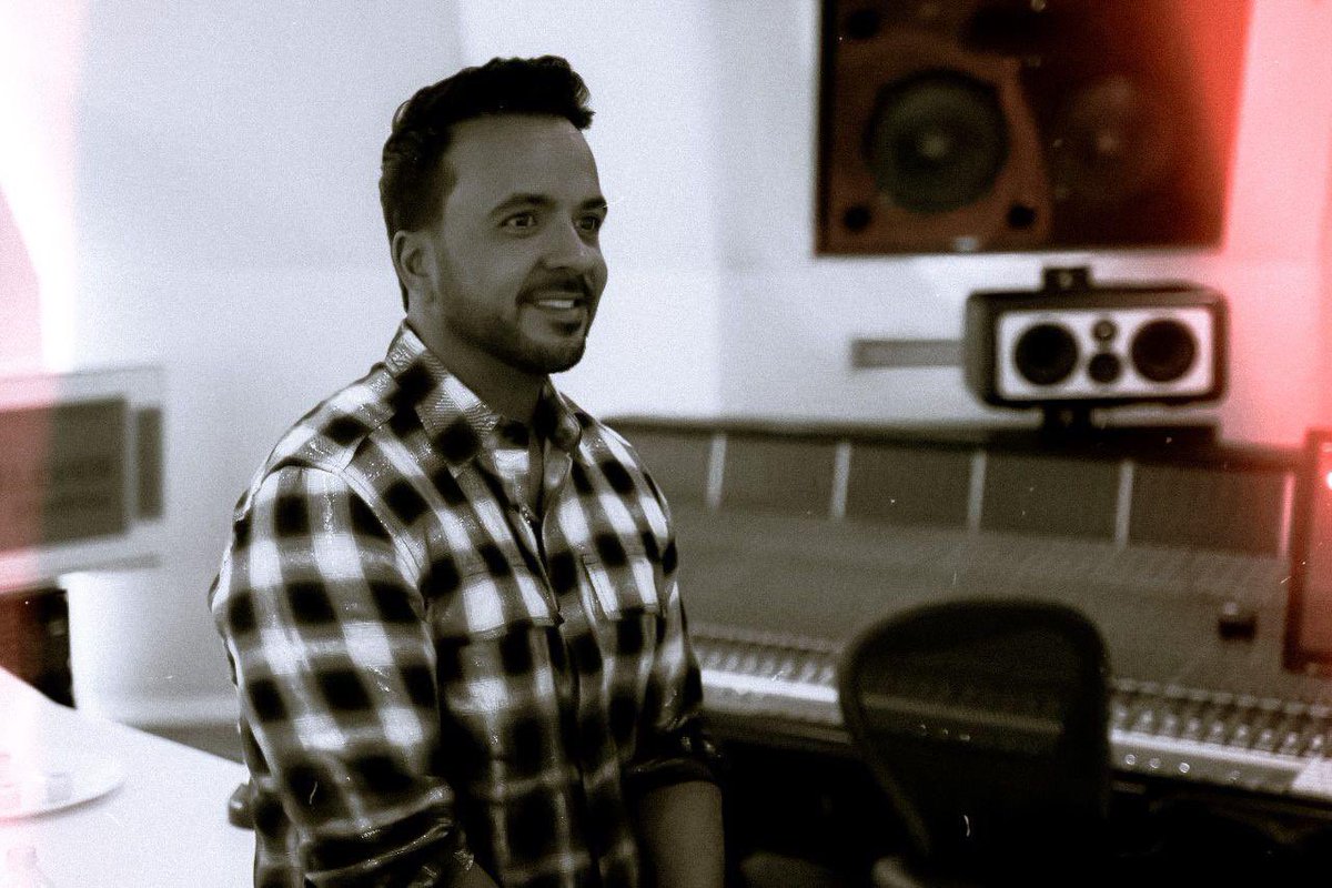 LuisFonsi's tweet photo. ¿Tienen ganas de una balada? 👀 

https://t.co/9MYSmhUnzA https://t.co/KWny7T85Cy