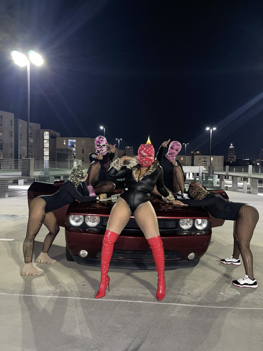 nieceeee_'s tweet photo. Some girls want to be a princess, but we wanna be a bad bitch ina girl gang 🥵🤟🏾 https://t.co/kMFHHovFeG