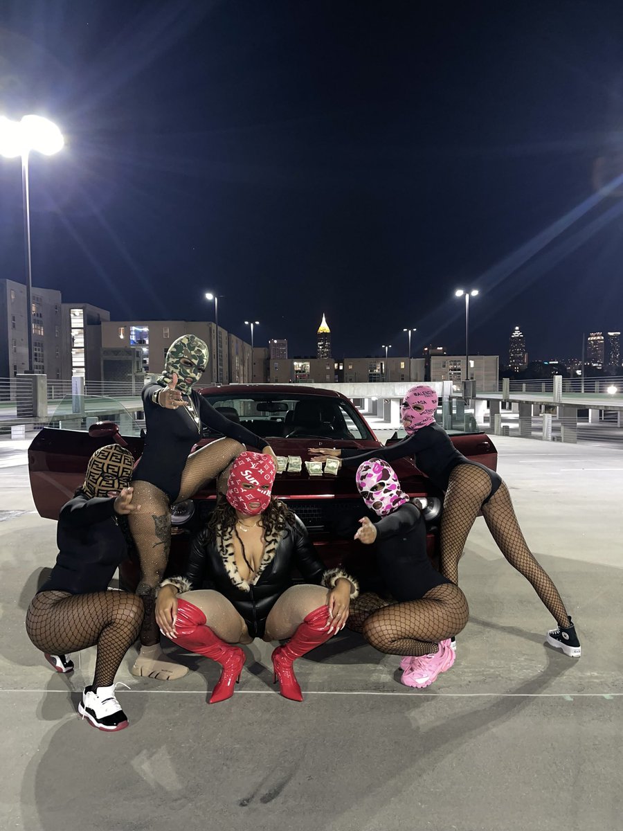 nieceeee_'s tweet photo. Some girls want to be a princess, but we wanna be a bad bitch ina girl gang 🥵🤟🏾 https://t.co/kMFHHovFeG