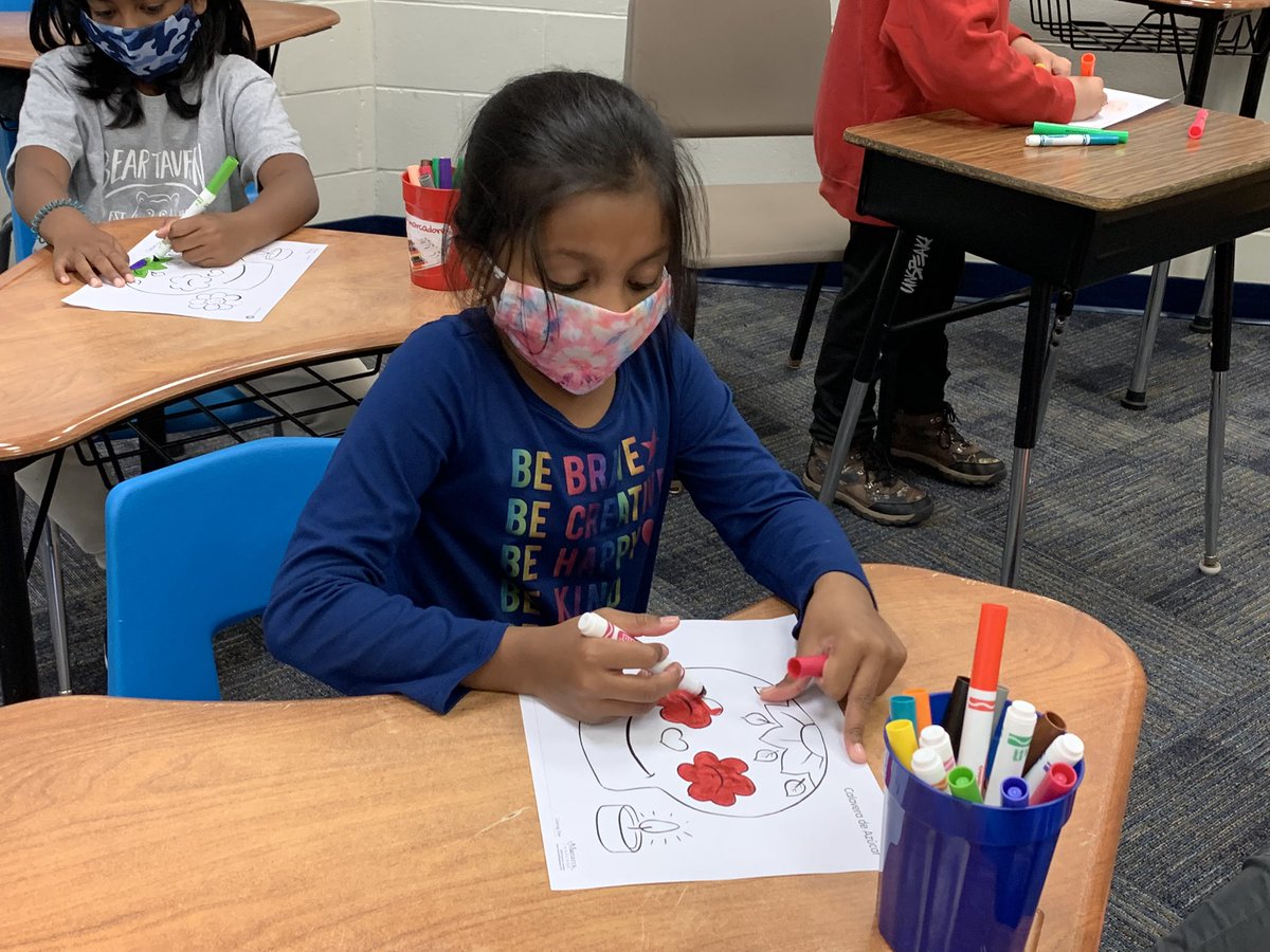 Second grade estudiantes decorate calaveras for el Día de los Muertos. They are using bright colors to show that it’s a celebration! #beartavernpride