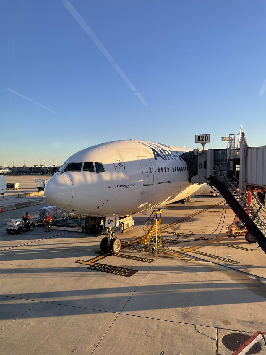 pascalrs's tweet photo. Hello @Dulles_Airport! What a sunset! #AF054 https://t.co/FWBsUiHvj8