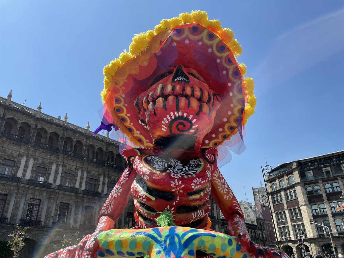edelasierra's tweet photo. Belleza en el zócalo!!#BiciAlebrije #DiaDeMuertos #huffymexico https://t.co/SbzOVcjJ5m